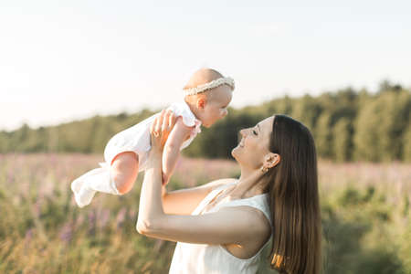 183822392-madre-sostiene-a-su-hijo-en-brazos-naturaleza-tranquilidad.jpg