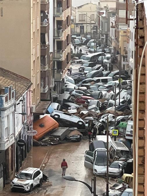 9685_coches-amontonados-en-alfafar-efe.jpg