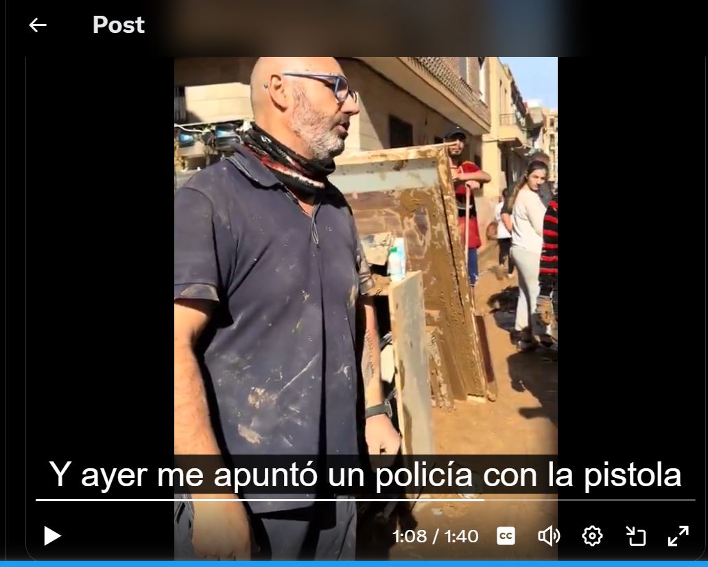 lA POLICÍA IMPIDIÓ POR LA FUERZA A LA GENTE AYUDAR EN RIADA 24.JPG